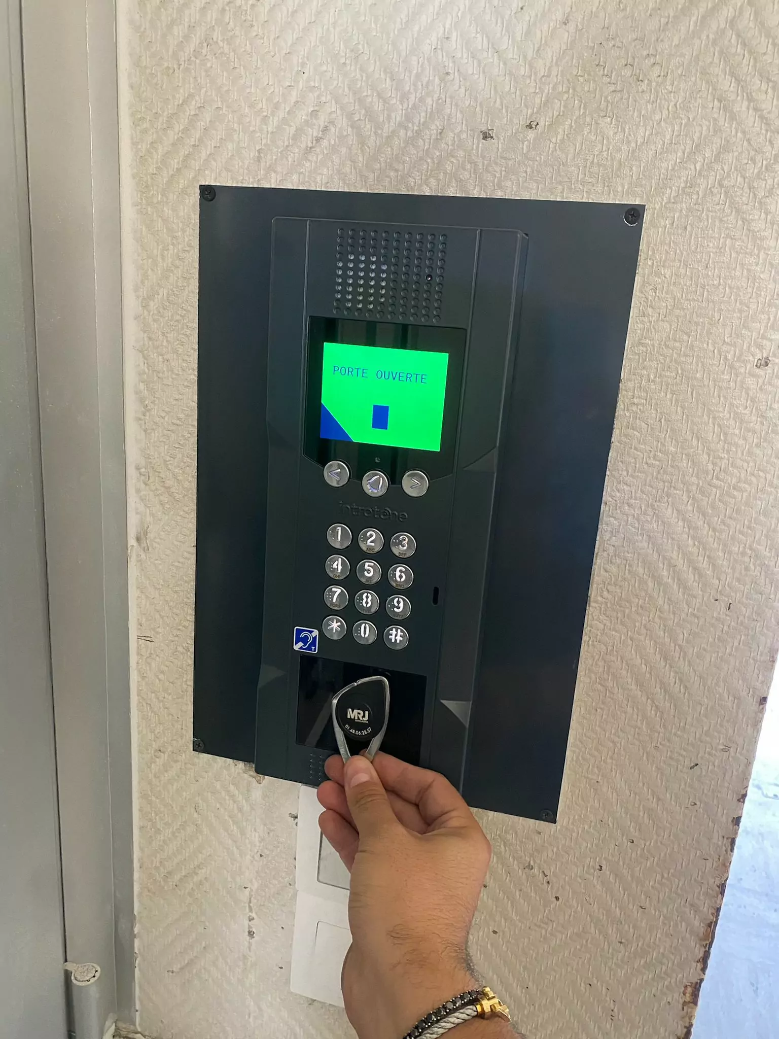 MRJ Serrurerie vous propose des systèmes de contrôle d’accès fiables et intuitifs, garantissant la sécurité de vos habitations et locaux professionnels.
